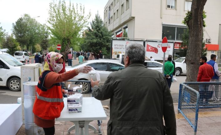 Bismil’de vatandaşlara her gün 10 bin adet ücretsiz maske dağıtılıyor