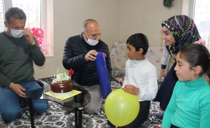 Bitlis’te 23 Nisan’da doğan çocuklara sürpriz doğum günü