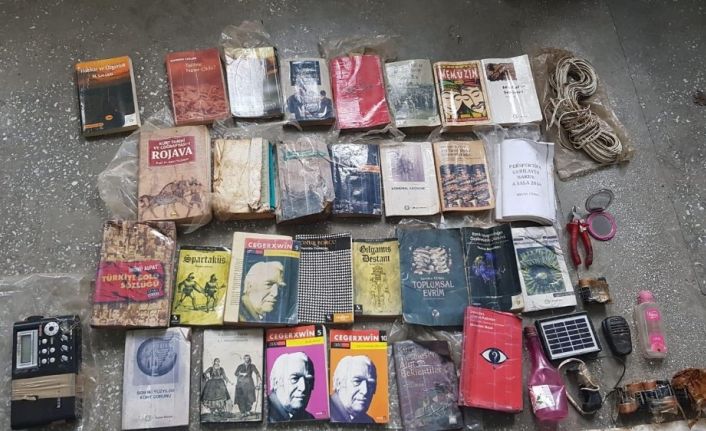 Bitlis’te terör örgütüne ait elle çizilmiş harita ve çok sayıda kitap ele geçirildi