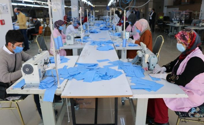 Bolu’da, giyim işi yapan fabrika günlük 15 bin maske dikiyor