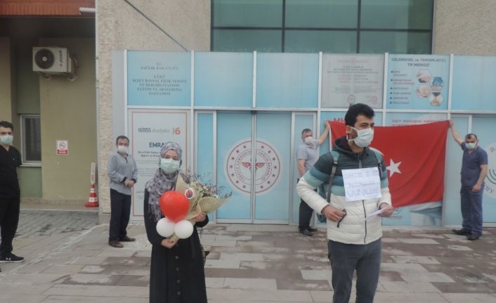 Bolu’da korona virüsü yenen doktor ve hemşire taburcu edildi