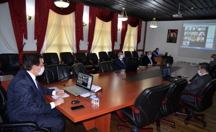 Bolu’da, vali ve kaymakamlar “Biz Bize Yeteriz Türkiyem” kampanyasına bağışta bulundu
