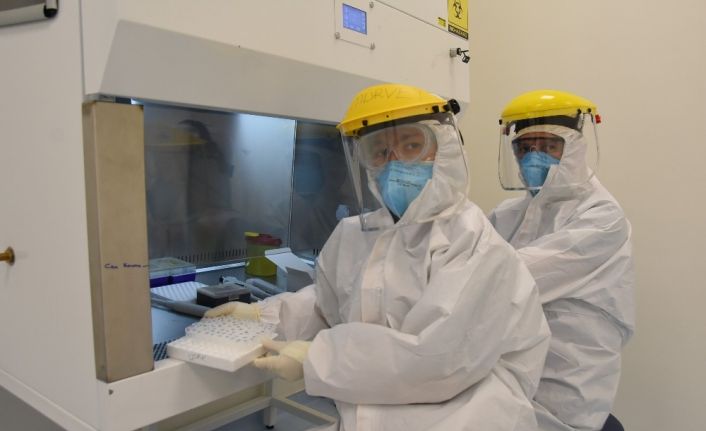 Bu cihazla bulaş riski en aza indirilerek "Covid-19" testi yapılıyor