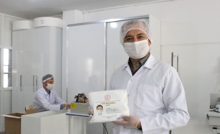 Bu meslek lisesi ultraviyole ışınlarla 27 bin adet ‘cerrahi maske’ üretti