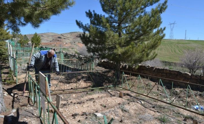 Bünyan Belediyesi mezarlıklarda bakım ve temizlik çalışması yapıyor