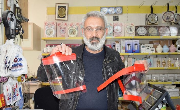 Burdur esnafı kendi maskesini şeffaf dosyadan yaptı