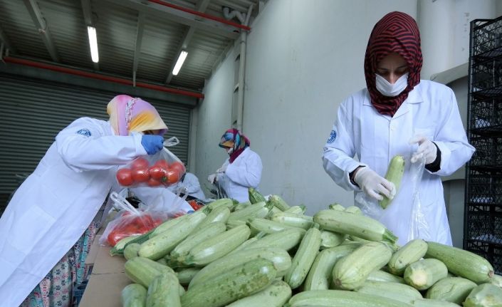 Bursa Büyükşehir Belediyesi sokağa çıkma kısıtlaması olan yaşlıların tüm ihtiyaçlarını evlerine götürüyor