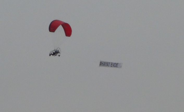Bursa’da paramotorla uçan bir kişi havadan ’Hayat Evde’ mesajı verdi