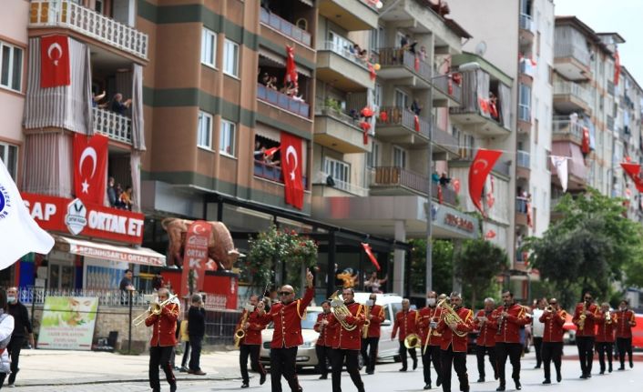 Büyükşehir Bandosu 14 farklı güzergahta 30 km boyunca şarkı ve marş çaldı