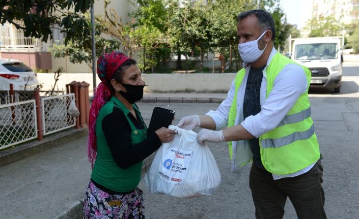 Büyükşehirin gıda yardımları devam ediyor