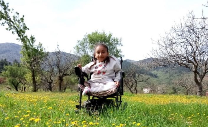 Cam kemik hastası İkra karantina günlerini doğa ile baş başa geçiriyor