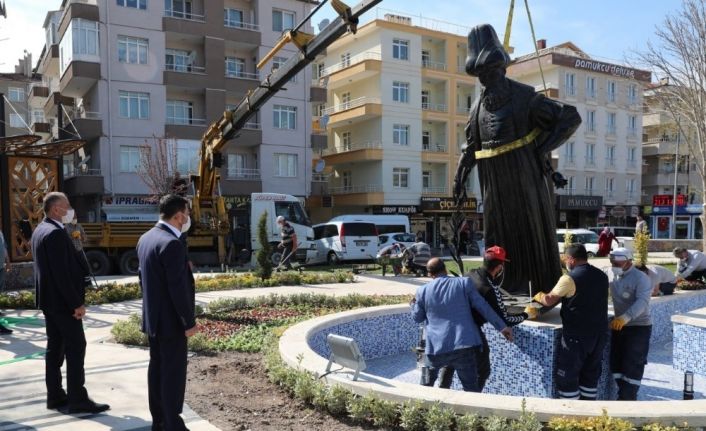 Damat İbrahim Paşa heykeli yeni yerine taşındı