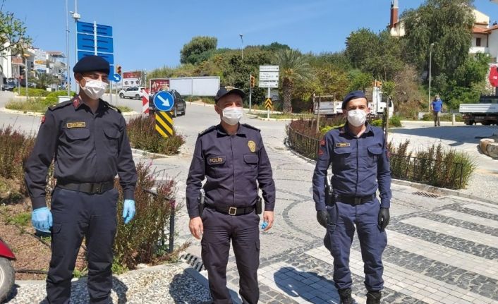 Datça’da polis ve jandarma sokağa inip birlikte maske dağıttı