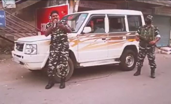 Dayak atan Hint polisi bu kez sokak sokak gezerek şarkı söyledi