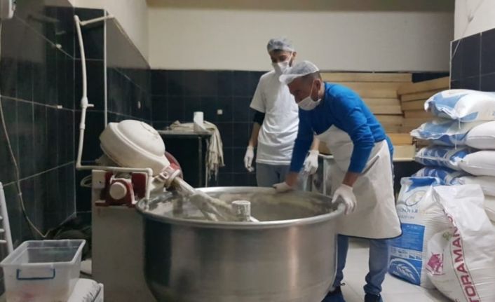 Develili esnaftan örnek davranış; her gün 100 aileye 2 ekmek yardımı yapıyorlar