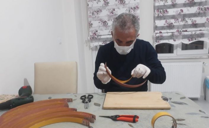 Din görevlileri ve uluslararası öğrenciler sağlık çalışanları için maske üretiyor