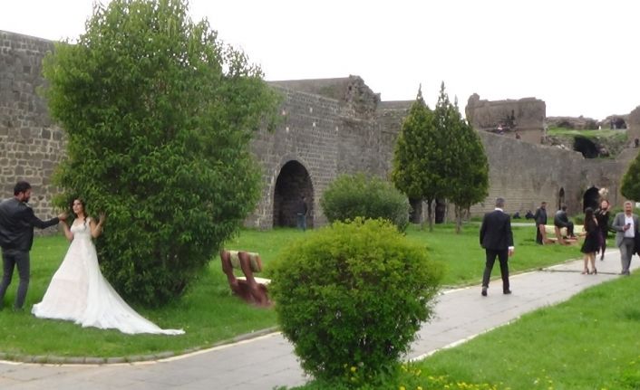 Diyarbakır ’evde kal’ çağrılarına uymadı, güneşli havayı gören dışarı çıktı