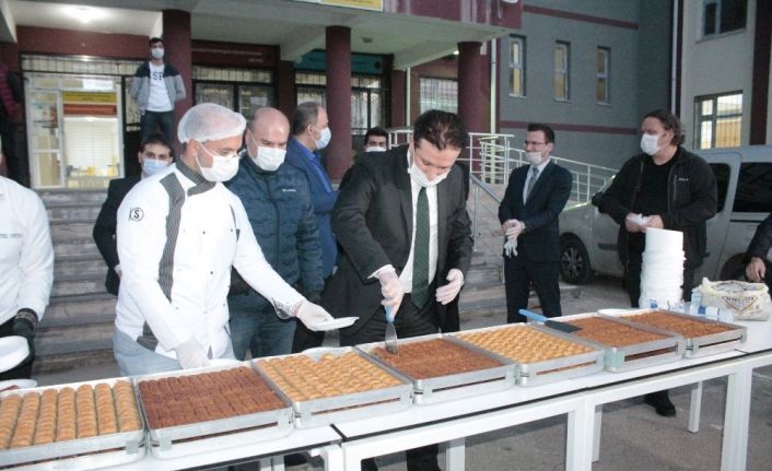 Diyarbakır’da Kadayıfçı Sıtkı Usta’dan 750 cezaevi personeline moral için tatlı ikramı