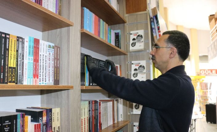 Diyarbakırlı kırtasiyeci, korona virüs nedeni ile siparişleri evlere teslim ediyor