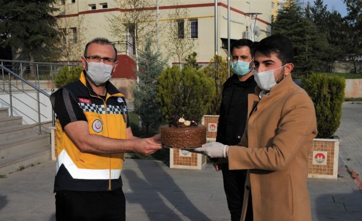 Doğum günü pastasını 112 personellerine armağan etti