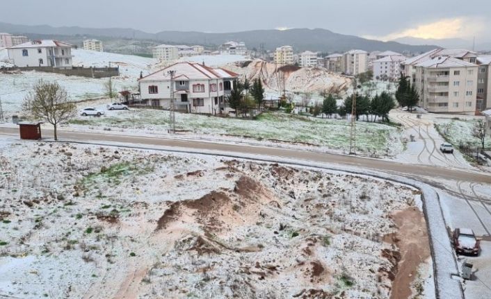 Dolu yağışı Gölbaşı’nı beyaza bürüdü