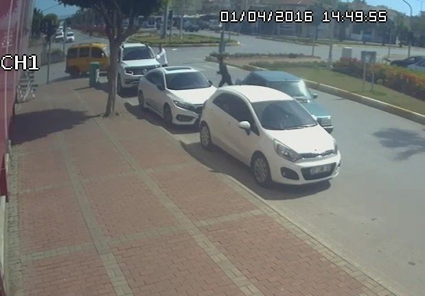 Drift atan ehliyetsiz genç, polisi görünce kontak anahtarını bile almadan aracı bırakıp kaçtı