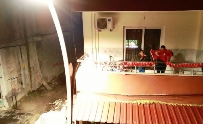 Droneyi görüp içeri kaçan çocuklar, Türk bayrağı ile geri döndü