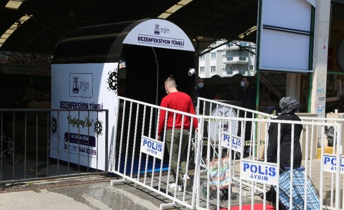 Efeler’de pazaryerlerinde dezenfeksiyon tüneliyle önlem alındı