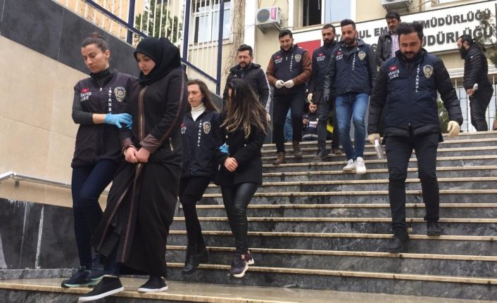 Elinde bastonla yaşlı rolü yaptı, çalıştığı evden 11 kilo altın ve para çaldı