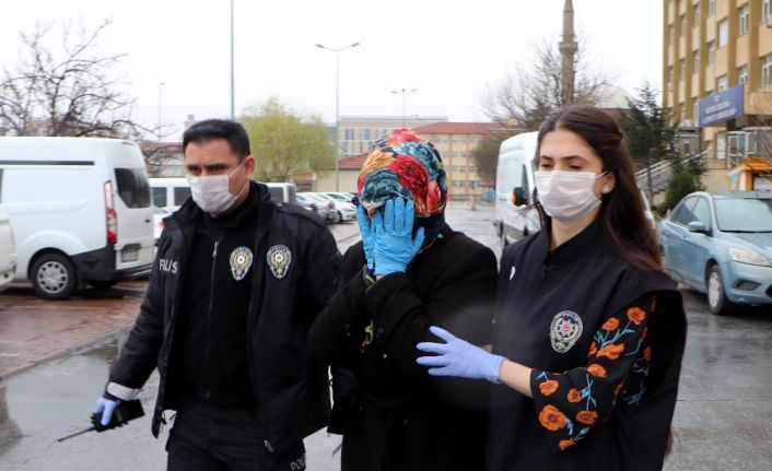 Elindeki sıvıyı asansör ve kapılara süren kadın serbest bırakıldı