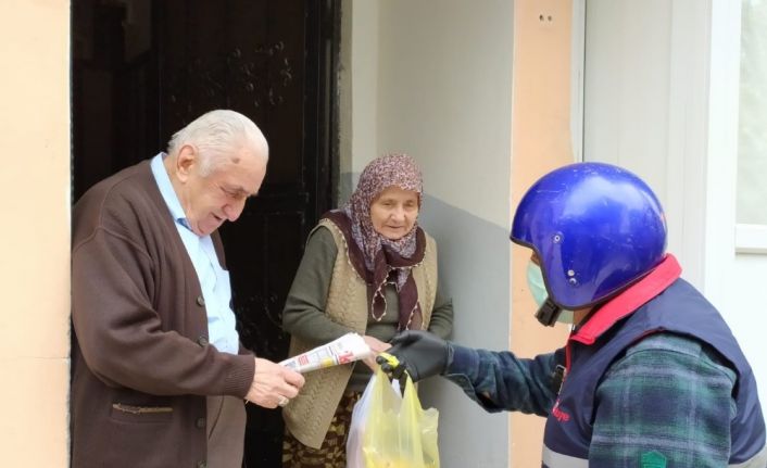 Emektar gazete dağıtıcısı 65 yaş ve üzeri abonelerinin eli kulağı oldu