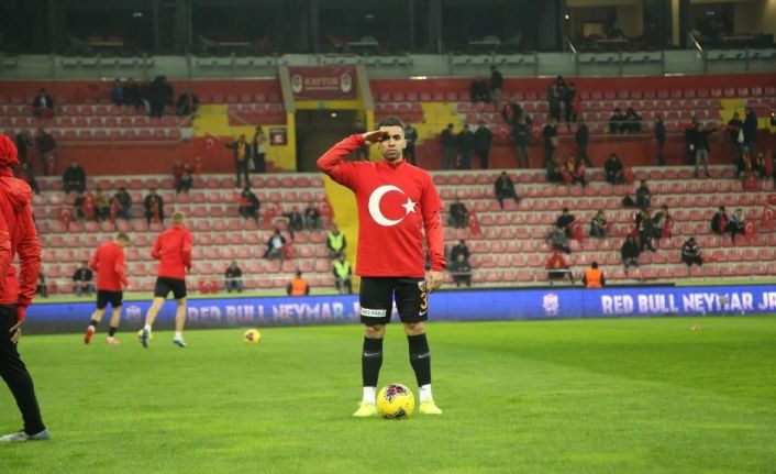 Emre Taşdemir evde çalışıyor