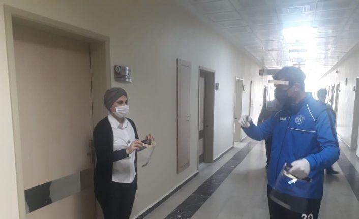 Ergani Gençlik Merkezinde yüz koruyucu siper üretiliyor