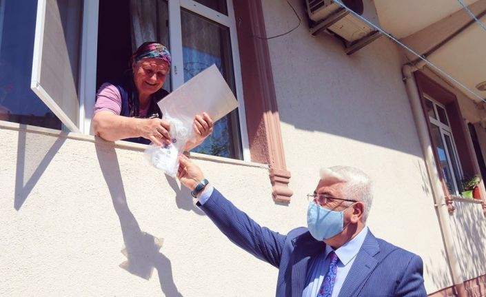 Ergene Belediye Başkanı Ergene, sokaklarında kapı kapı dolaşarak maske dağıtıyor
