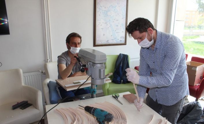 Erzincan Gençlik Merkezi 15 bin adet siperli maske üretti