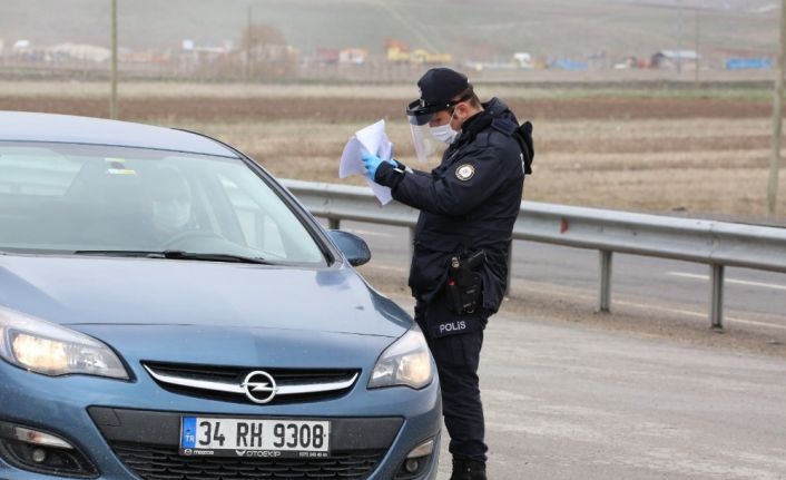 Erzurum’a sahte izin belgesi ile giriş yapmak isteyen 90 kişiye ceza kesildi