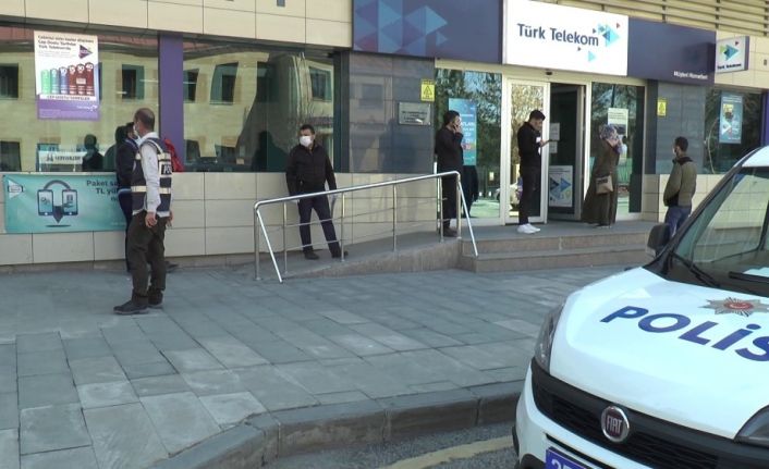 Erzurum’da polisten sosyal mesafe tedbirleri