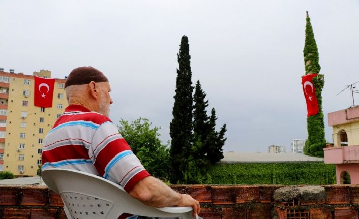 Etrafı sarmaşıklara kaplanan Yeşil Cami ile cemaat arasına korona virüs girdi