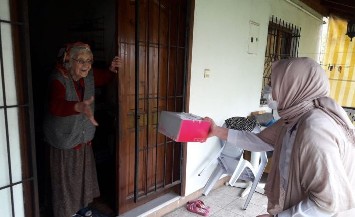 Evde kalan yaşlıların doğum günü kutlandı