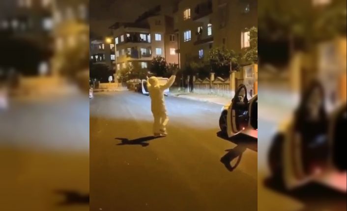 Evde sıkılan ablası için koruyucu tulumla açık hava konseri verdi