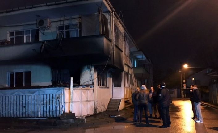 Evinin alt katında yangın çıktı, karantinada tutulan vatandaş polis eşliğinde olay yerine getirildi