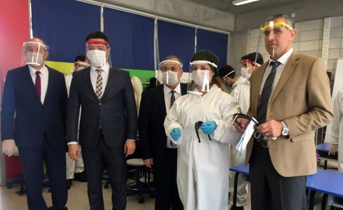 Eyüpsultan’da öğretmenlerden sağlık çalışanları için bin adet yüz koruma siperliği