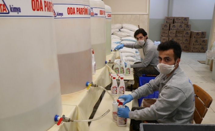 Fabrika gibi okul Türkiye’ye dezenfektan üretiyor