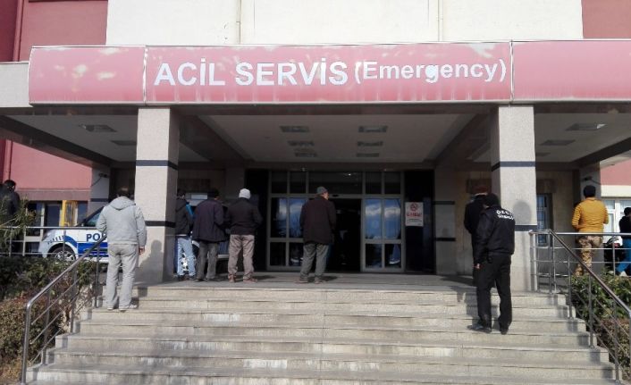 Fayans döşerken elindeki bıçakla yaralandı