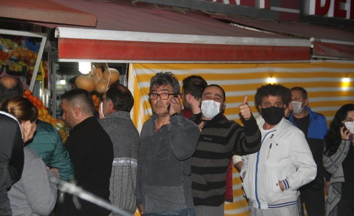Fethiye’de vatandaşlar fırın ve marketler önünde uzun kuyruklar oluşturdu