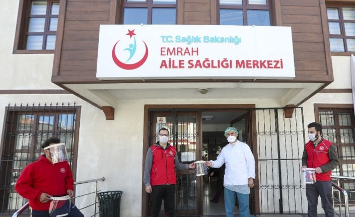 Gençlik Merkezlerinde ‘koruyucu maske’ üretimi devam ediyor