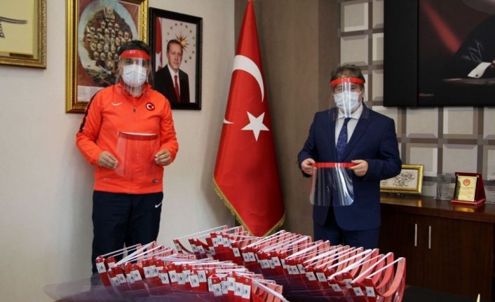 Gençlik ve Spor İl Müdürlüğü’nden İl Sağlık Müdürlüğü’ne bin 500 adet siperlik
