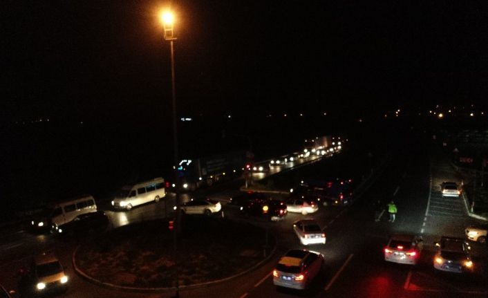 Giriş ve çıkışların kapatıldığı Denizli’de vatandaşlar polis ekiplerini ikna etmeye çalıştı