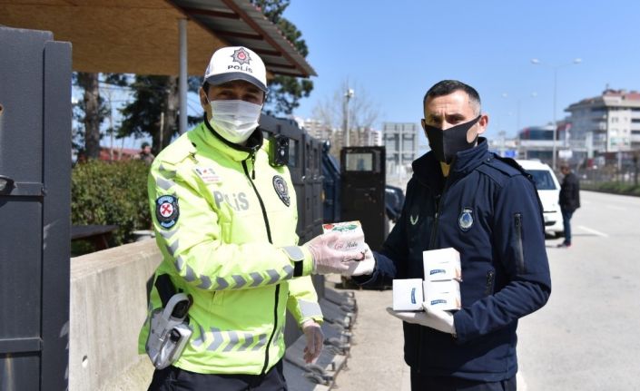 Görev başındaki polis, jandarma ve sağlık çalışanlarına kandil simidi ikram edildi