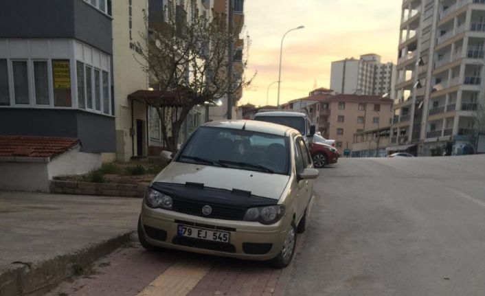 Görme engelli yolu üstene park etmiş araç sürücülerine ateş püskürdüler